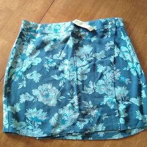American Eagle blue floral skirt. Size 8. Brand Ne